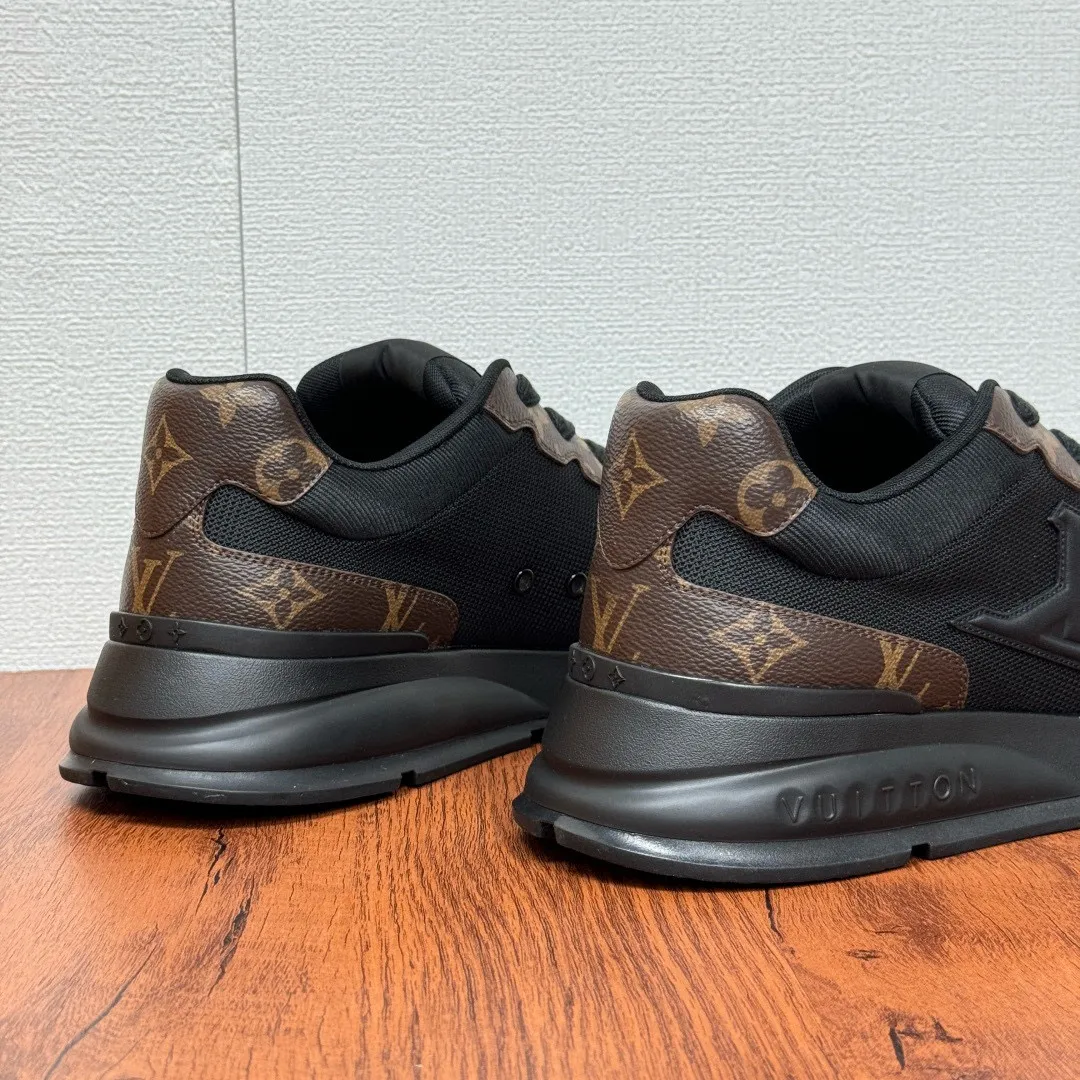 Men's shoes: 480💰LV Classic men's sports shoes are shipped. Lightweight thick-soled chubby bread shoes, super versatile and multiple styles are coming! This sneaker is made of smooth cowhide punching and grained cowhide stitching to create an elegant design. Grained cowhide is stitched with technical mesh, and smooth cowhide and grained cowhide are combined in multiple styles. The color is classic and versatile, and it can be easily integrated into various styles. The eye-catching LV letters are marked on the side of the shoe, the tongue is decorated with LV embroidered letter web logo, the brand logo is screen-printed on the heel, and the lightweight rubber outsole is embellished with Vuitton's personalized logo. The fabric-lined foot pads make your feet fashionable, handsome and versatile! Comes with full original packaging! Size: 38-44, customized 45
